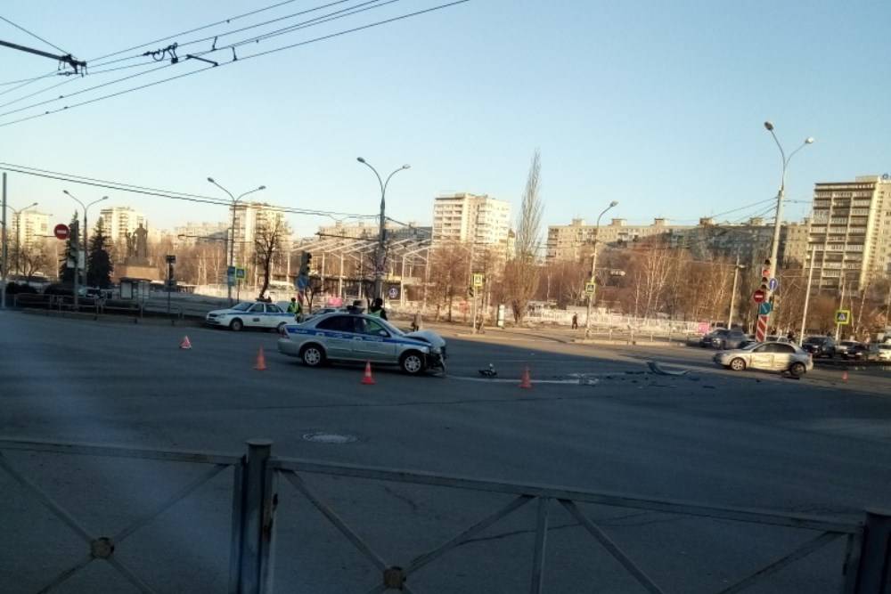 ​В центре Перми столкнулись иномарка и машина ДПС 