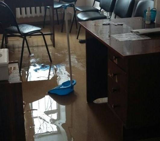 Очевидцы в соцсетях: в Перми затопило одну из детских поликлиник