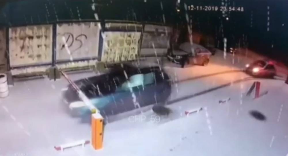 В Перми пьяный водитель, скрываясь от погони, протаранил шлагбаум