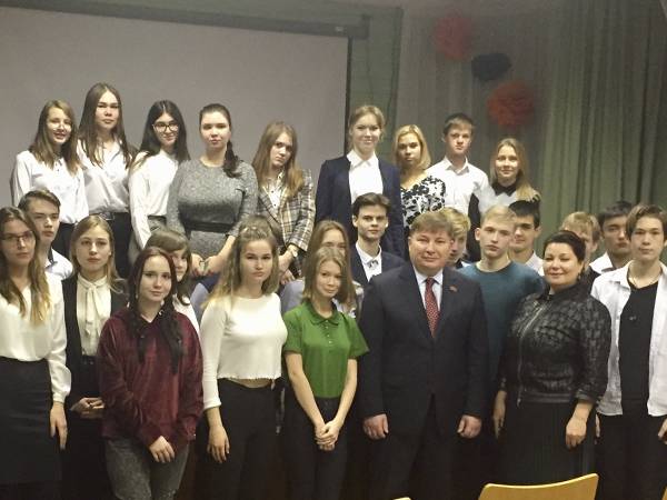 Вячеслав Григорьев провёл в День Конституции парламентский урок для пермских школьников