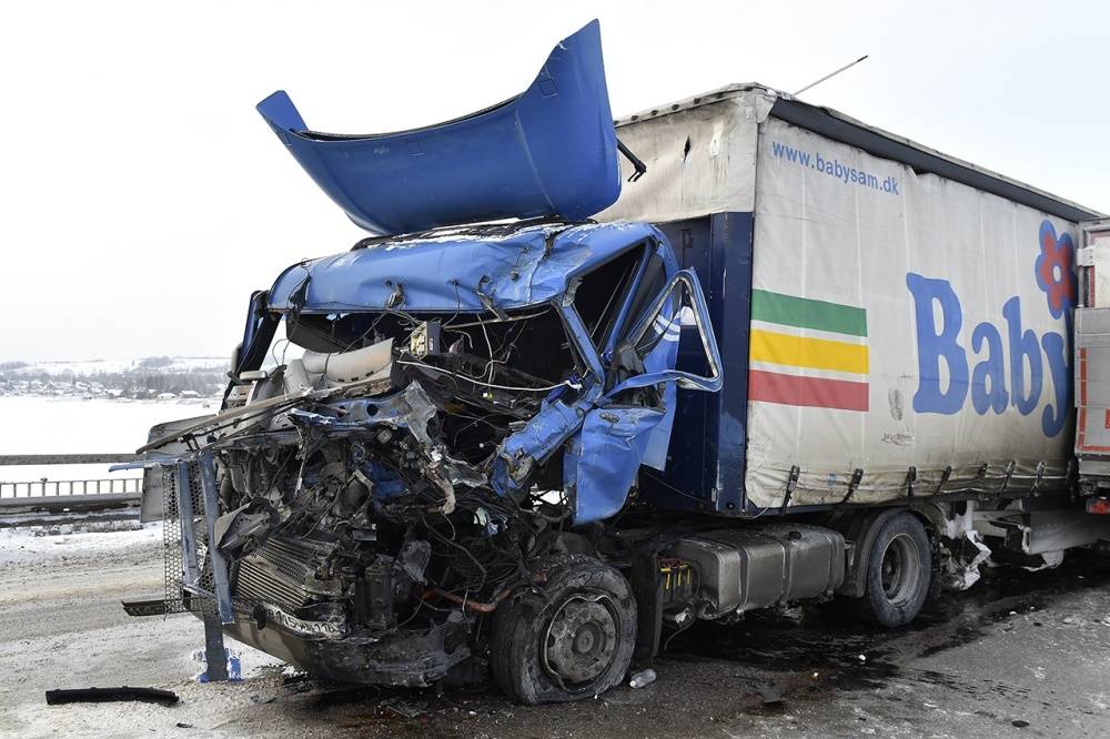 ​На Чусовском мосту столкнулись фуры, два человека госпитализированы