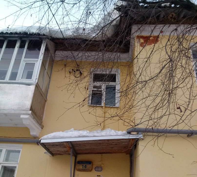 ​Очевидцы: в Перми с жилого дома свисают глыбы льда 
