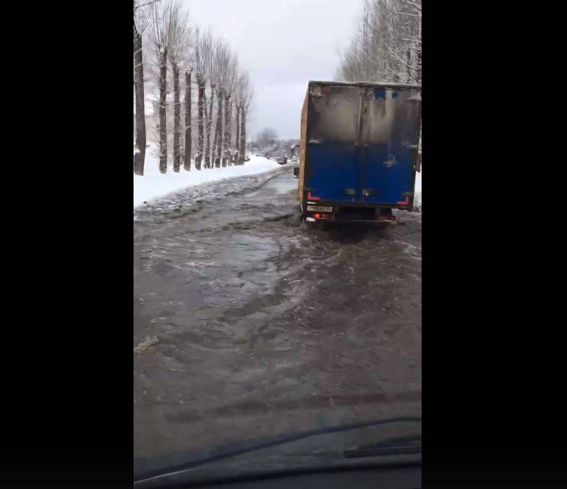 В Закамске из-за коммунальной аварии затопило улицу