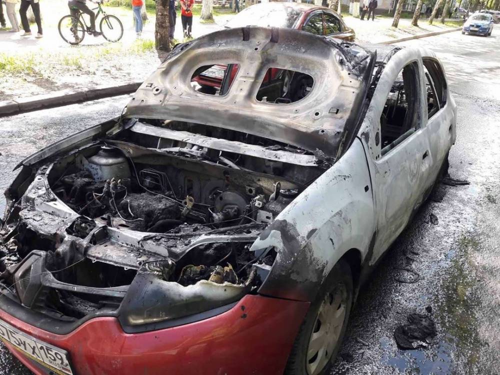 В Перми автомобиль загорелся на ходу, два человека госпитализированы