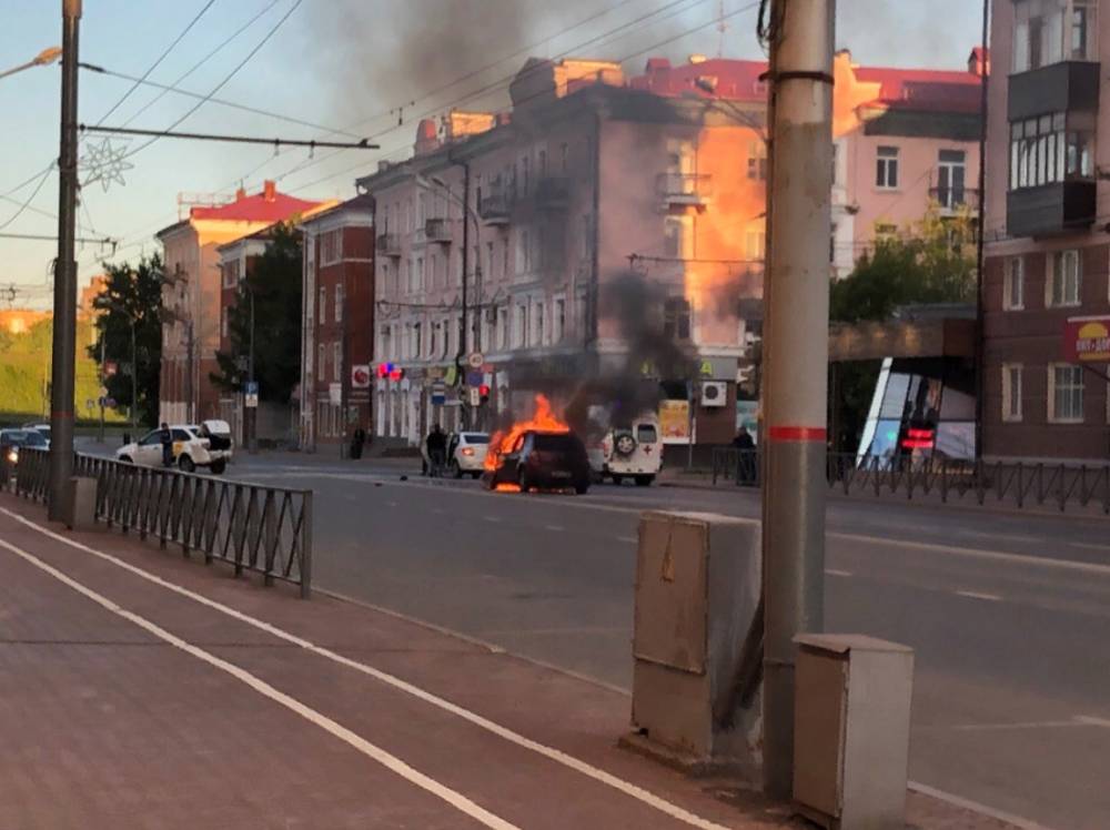 В центре Перми иномарка врезалась в такси и загорелась