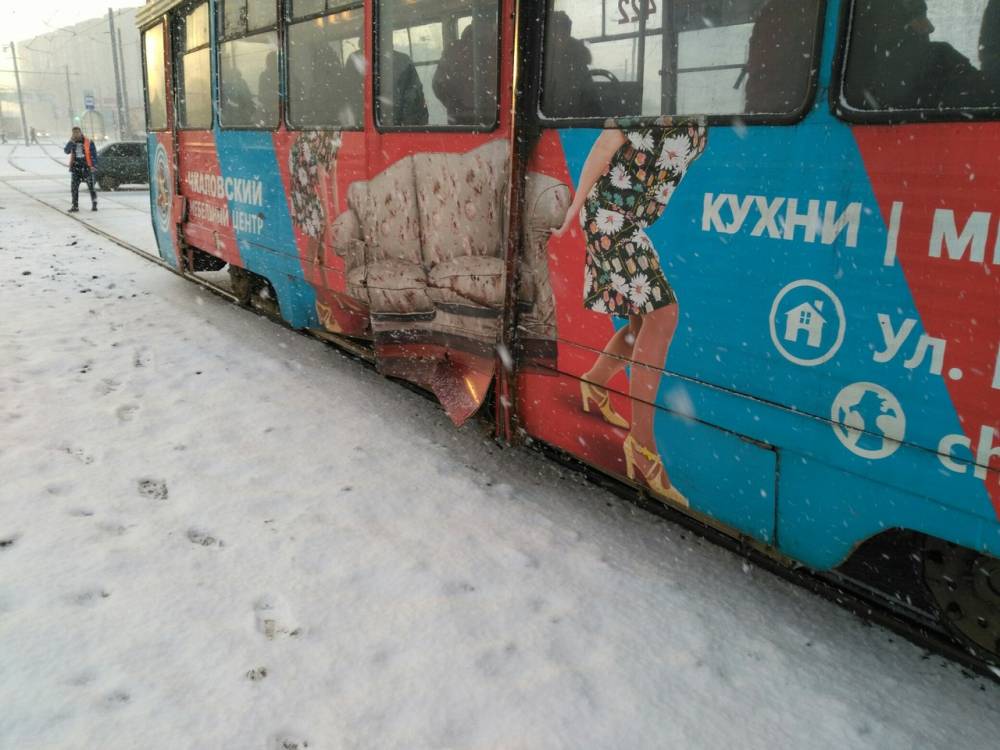 В Перми «Митсубиси» врезался в трамвай с пассажирами