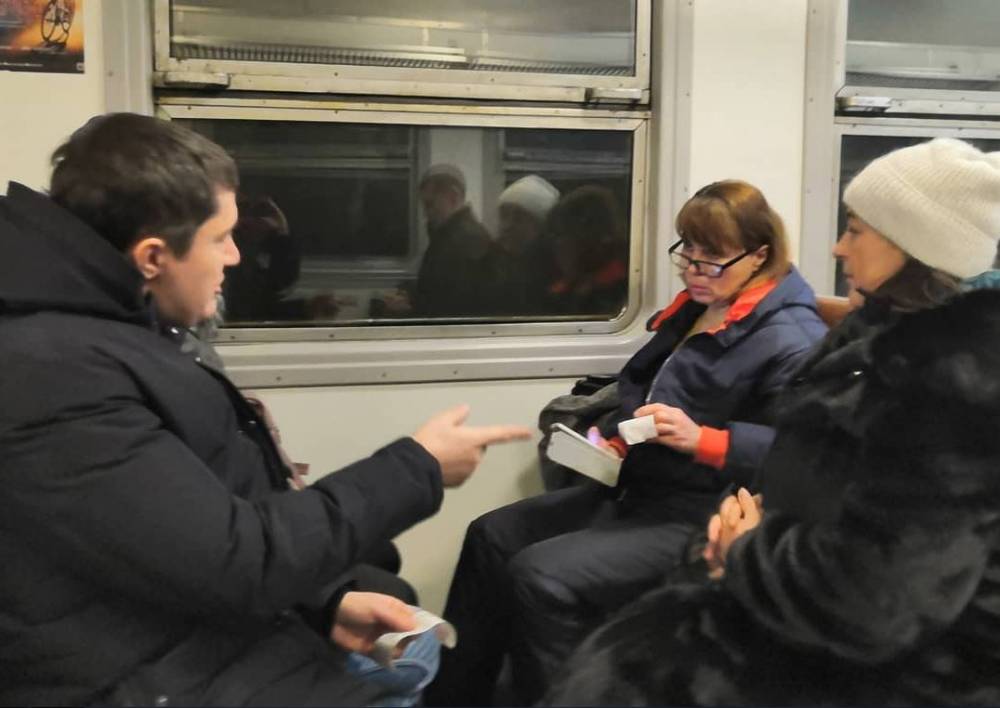 Дмитрий Махонин дал три поручения после поездки на городской электричке