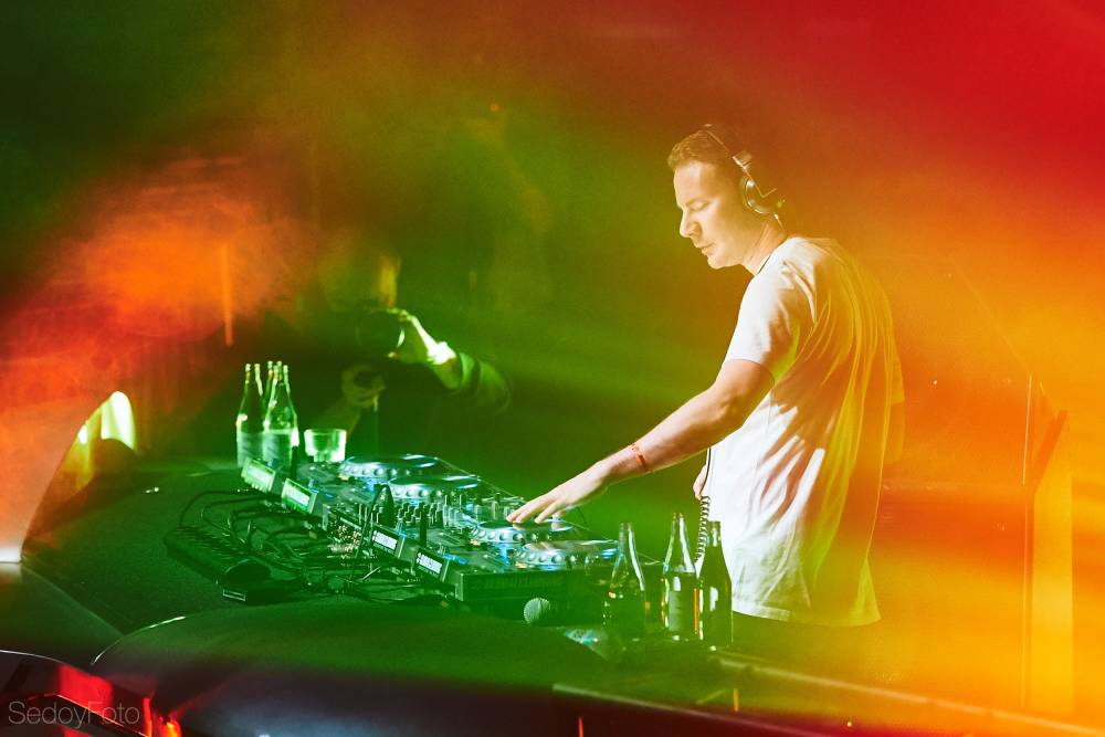 ​DJ Smash выложил пост в своем Instagram-аккаунте с видеозаписью из ночного клуба  