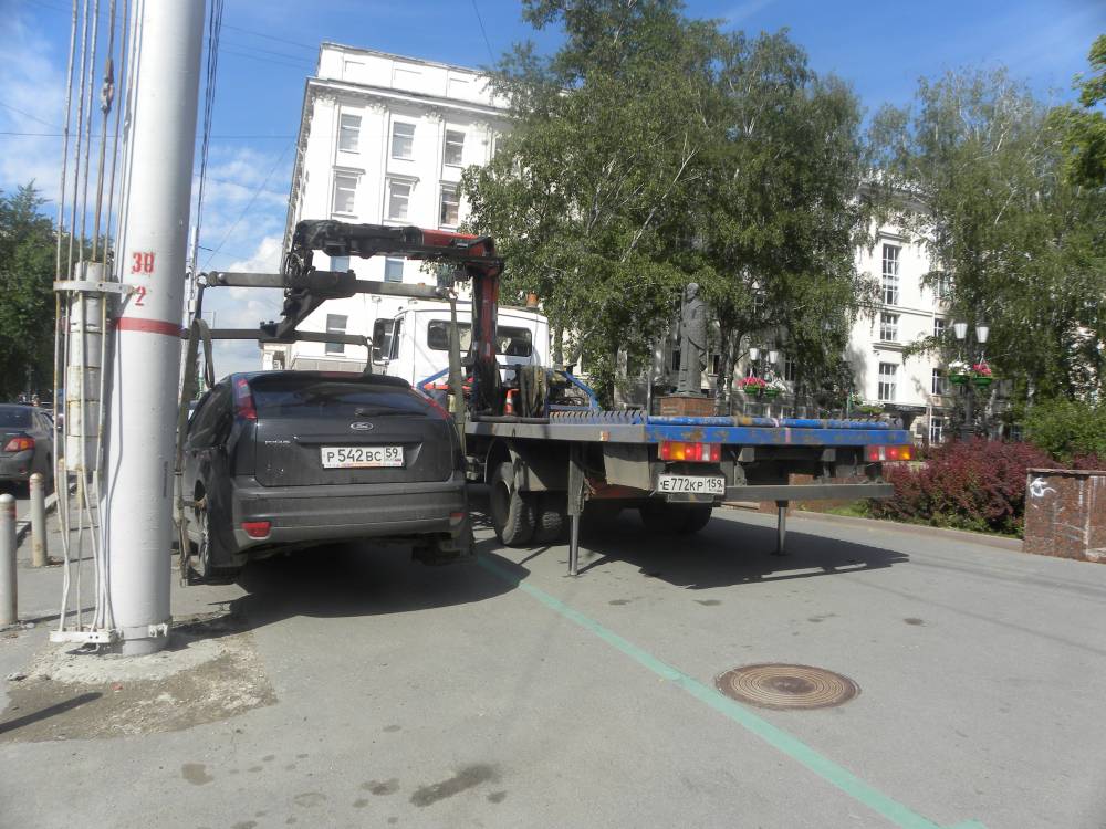 В Перми должница залезла в багажник, чтобы не отдавать арестованную машину