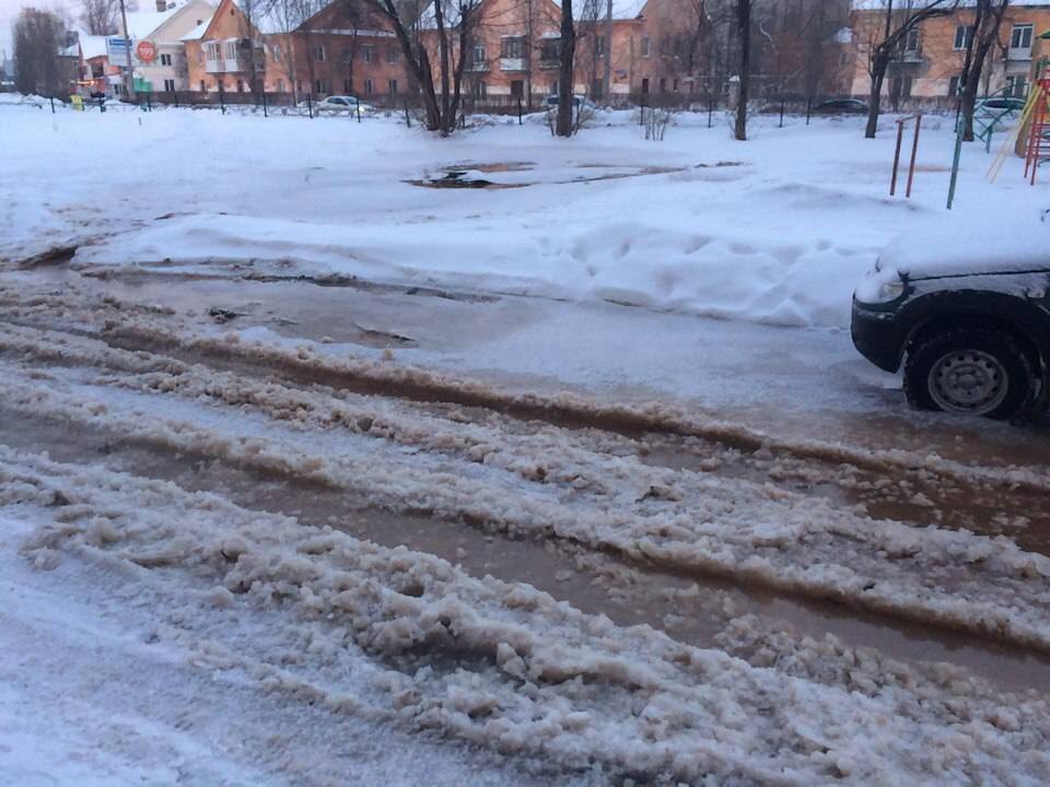 В Перми из-за коммунальной аварии затопило часть улицы Карпинского