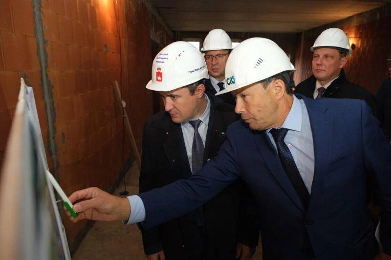 Дмитрий Махонин проинспектировал строительство нового корпуса детского сада в м/р Вышка II
