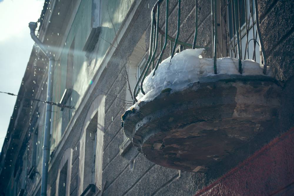 ​МЧС: в Пермском крае возможен сход снега и наледи с крыш