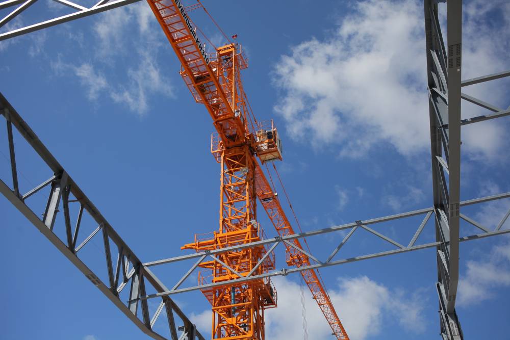 ​Из-за многомиллионных долгов строительная компания может лишиться башенных кранов