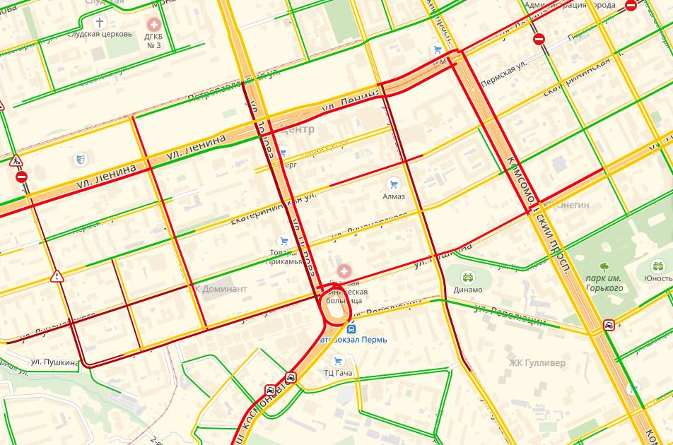 «Снесло крыши, образовались пробки»: из-за сильного урагана затопило центр Перми