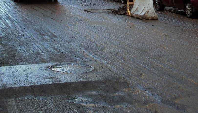 В Перми на улице Левченко бетоновоз провалился под асфальт 