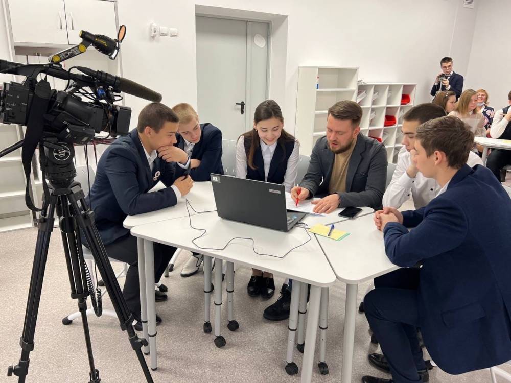 ​Депутаты Заксобрания провели парламентские уроки в 30 муниципалитетах