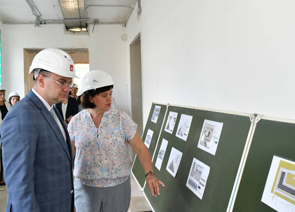 ​Глава Перми проинспектировал ремонт школы и других объектов в Кировском районе