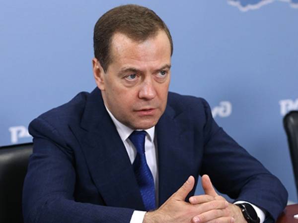 ​Медведев в своей авторской статье объявил курс на перемены «Единой России»