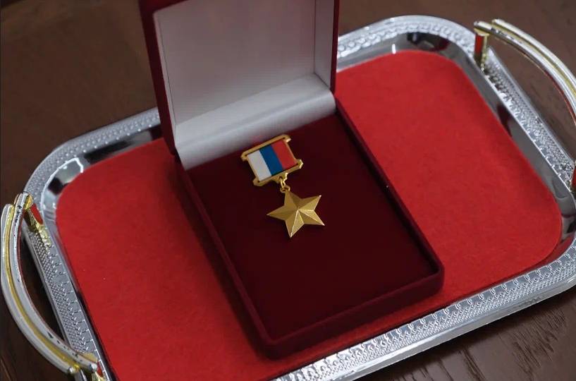 В Перми родителям Героя России Ильи Кужлева вручили медаль «Золотая Звезда»