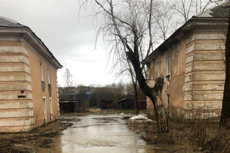 ​В Александровске из-за разлива реки подтопило подъезды жилых домов