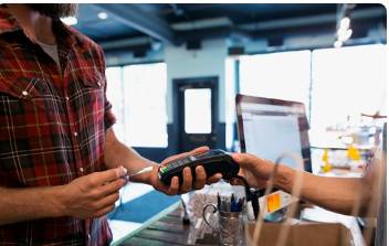 Уральцы в 1,5 раза увеличили число транзакций по картам во время отдыха за рубежом