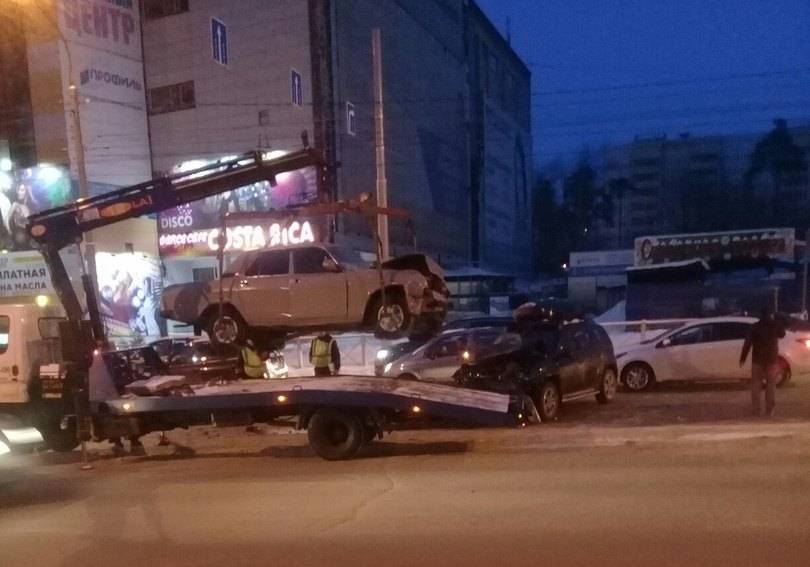 ​В Перми у гипермаркета «Лента»​ Renault Duster и «Волга»​ встретились в лобовом ДТП 