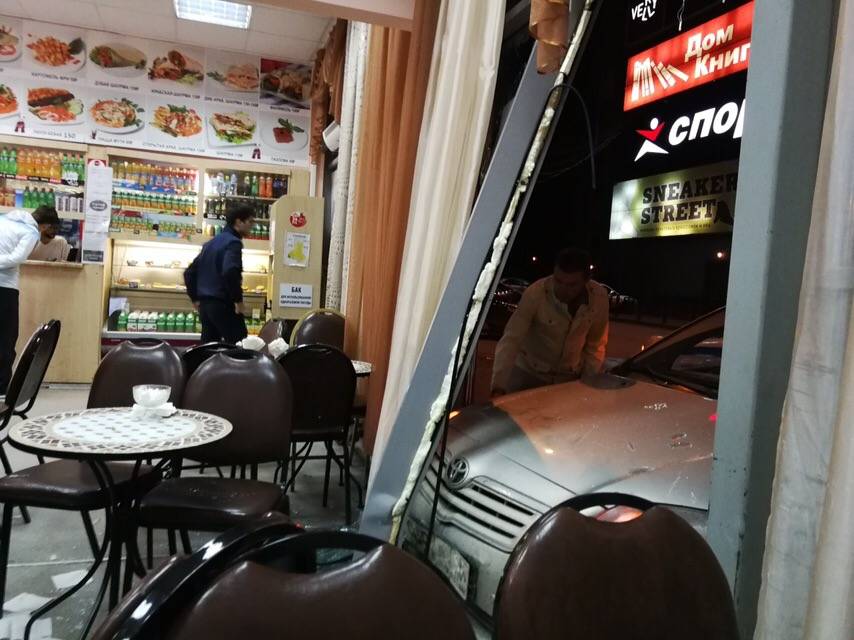 ​Соцсети: в Перми иномарка врезалась в кафе «Дубай»