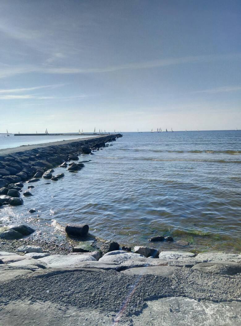 За крепостной стеной