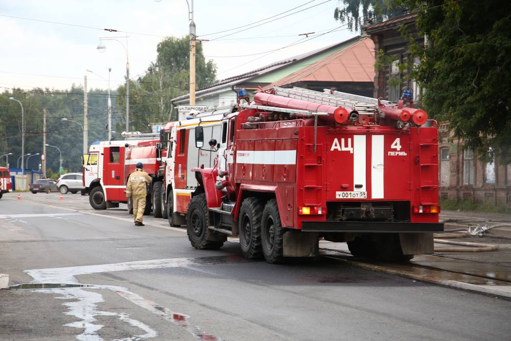 В Прикамье водитель пожарной машины спас семью с двухлетним ребенком из горящего дома