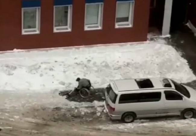 Инвалид-колясочник в Перми стал убирать снег во дворе своего дома