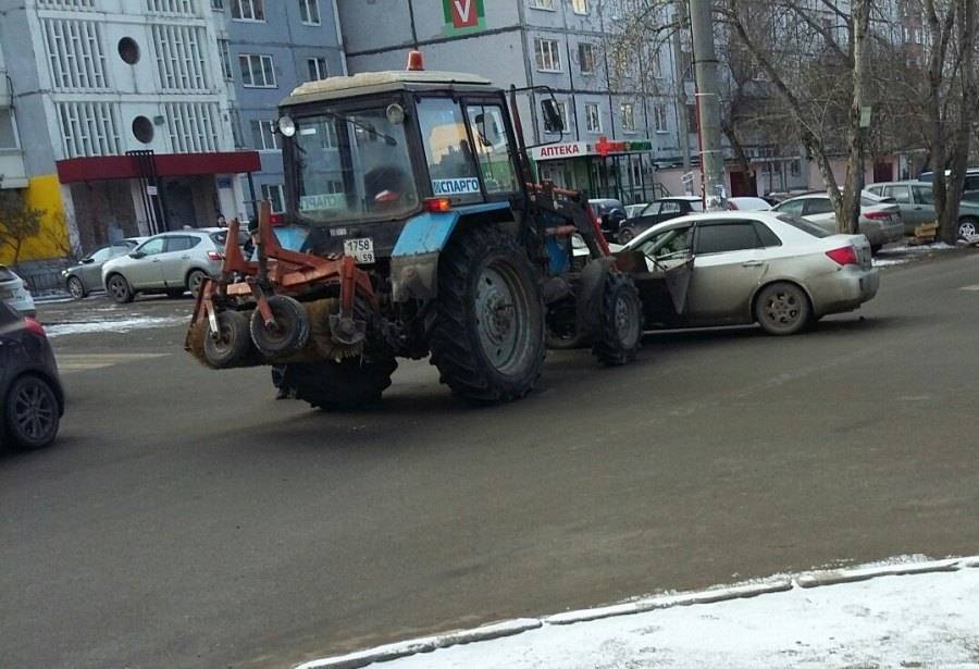 В Перми трактор врезался в иномарку