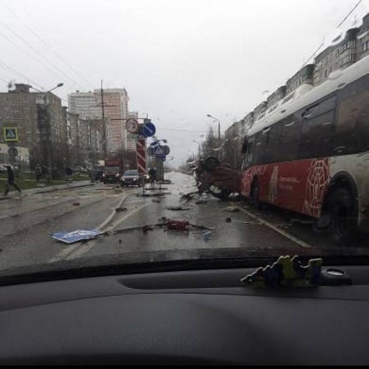 В Перми перевернулась иномарка после столкновения с автобусом 
