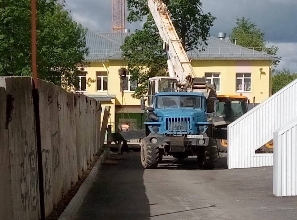 Рядом с долгостроем на ул. Окулова, 62 начался перенос забора, который «мешает» сдаче дома