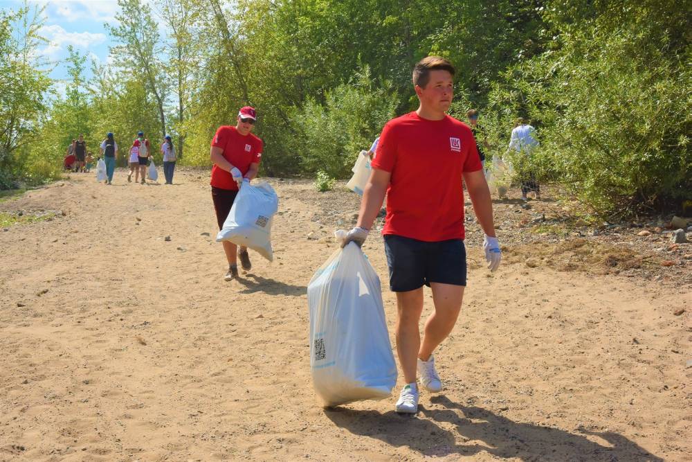 ЛУКОЙЛ принял участие во всероссийской акции по очистке берегов водных объектов