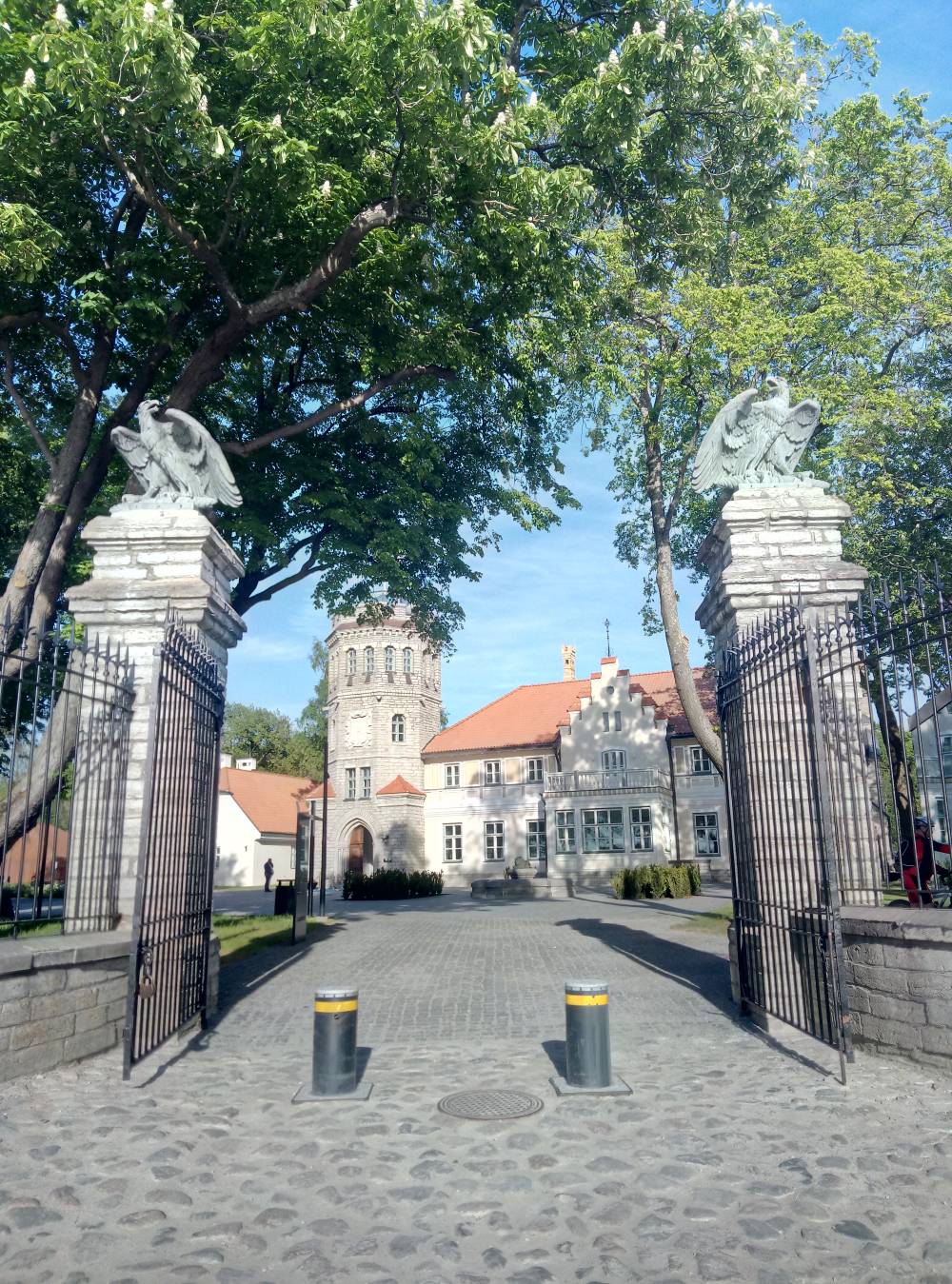 За крепостной стеной