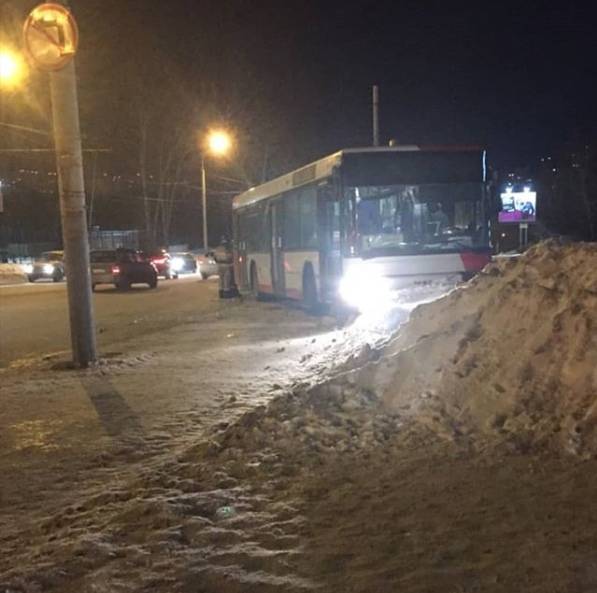В Перми автобус врезался в снежный ком, а затем в ограждение