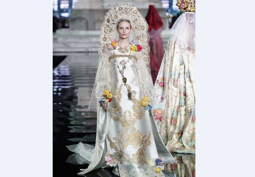 ​На показе во Флоренции супермодель из Перми продемонстрировала наряд в русском стиле