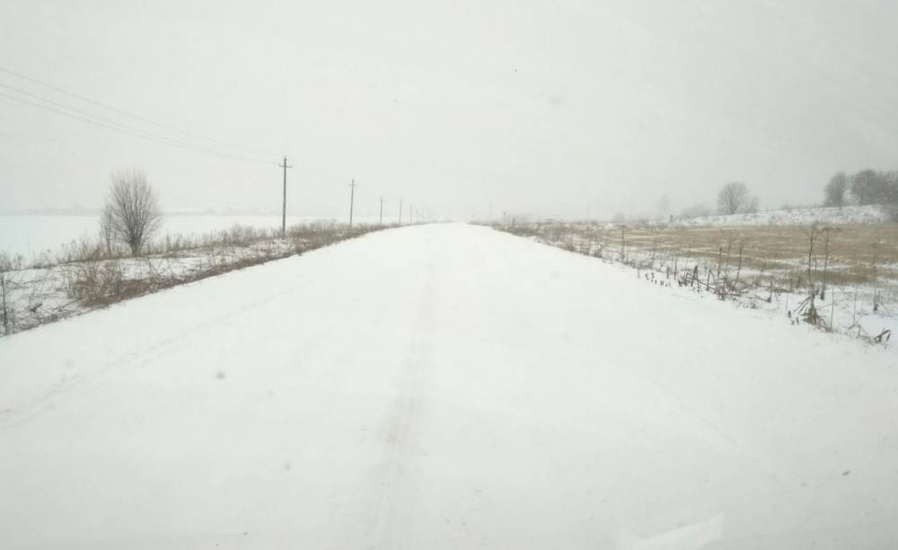 «Ледяные накаты под снежной кашей»: пермяки пожаловались в соцсети на заснеженные трассы