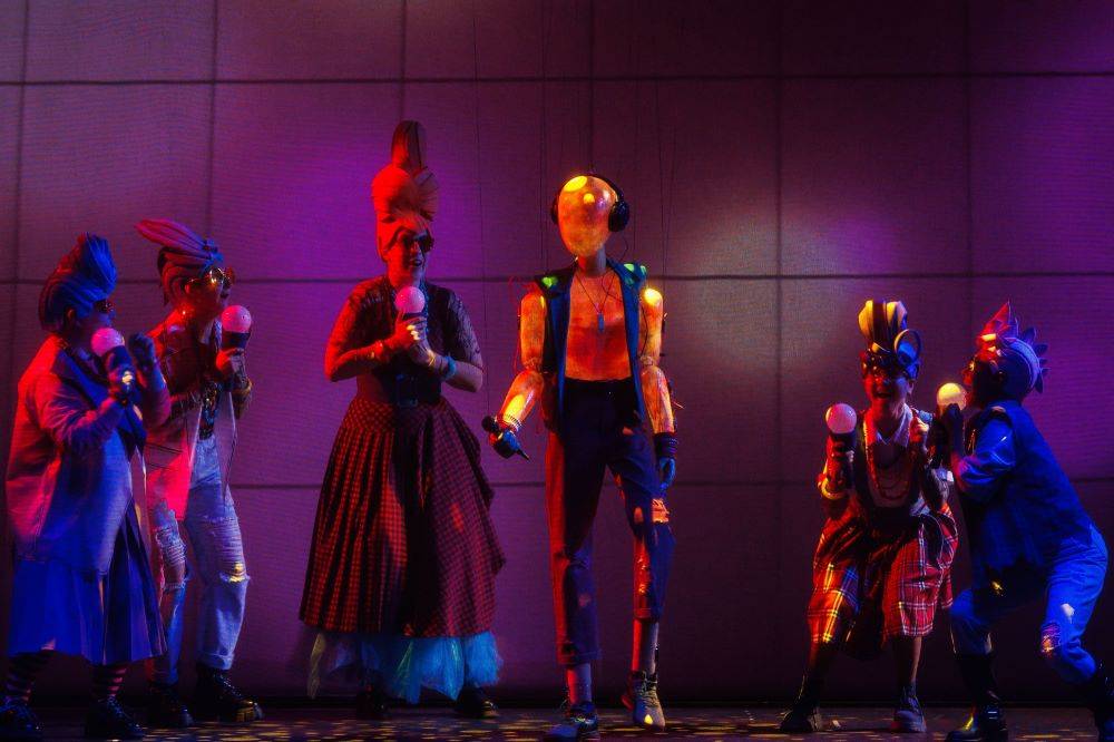 Спектакль как серия. Пермский театр кукол представил премьеру кибердрамы о цифровом бессмертии