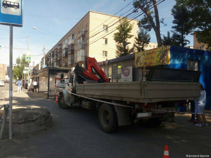 ​На улице Островского в Перми сносят незаконный торговый павильон