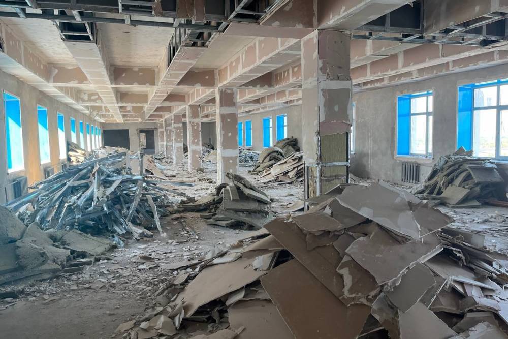 В бывшем здании ВКИУ начался частичный демонтаж внутренних конструкций