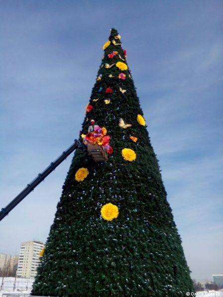 Елку перед Театром-Театром в Перми украшают цветами