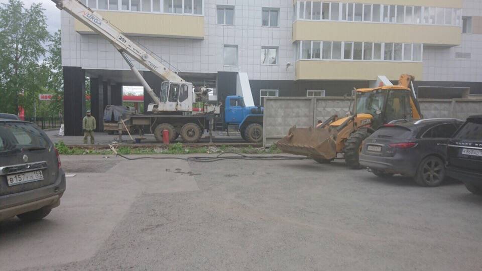 Рядом с долгостроем на ул. Окулова, 62 начался перенос забора, который «мешает» сдаче дома