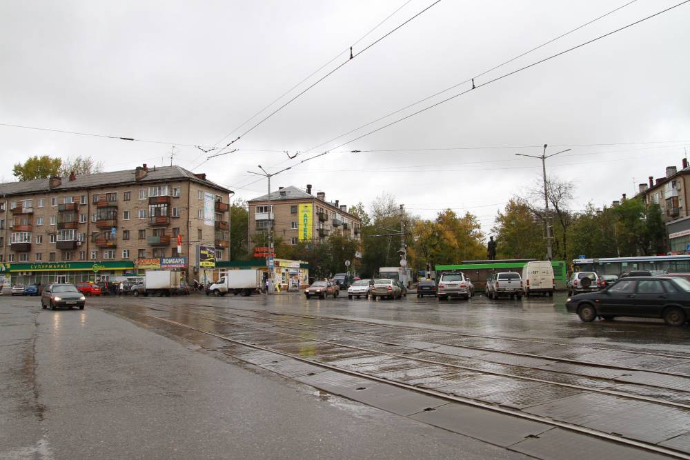 На площади Дружбы в Перми автобус сбил женщину, стоящую на остановке