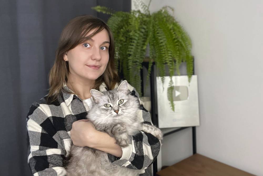 ​Кошка с серебряной кнопкой. История Антониды Николаевой, хозяйки звезды соцсетей кошки Шляпки