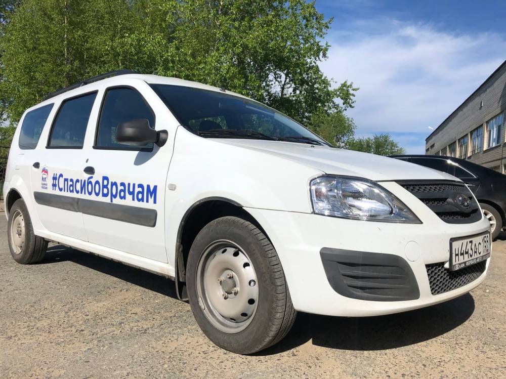 Два автомобиля повышенной вместимости переданы для работы в больницы Березников и Кудымкара