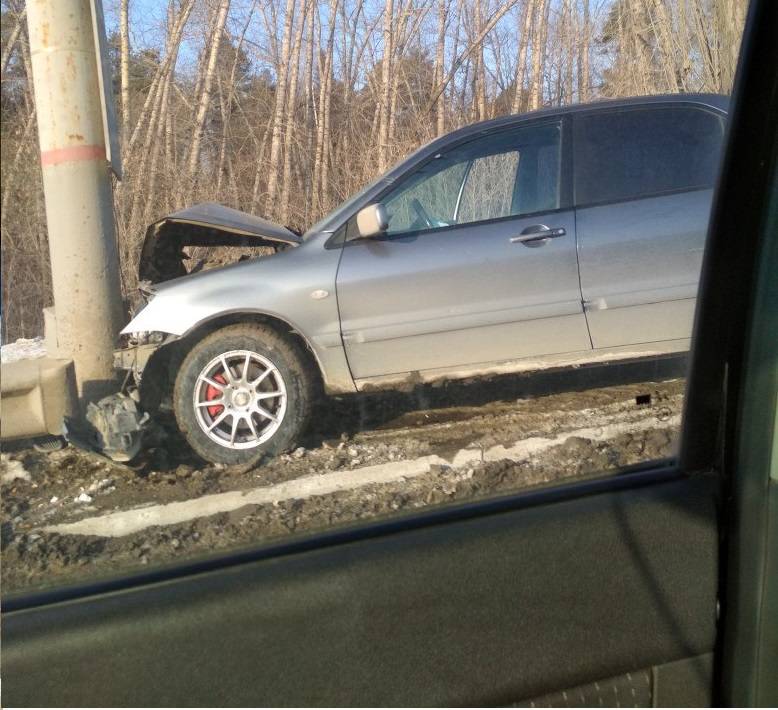 В Перми в районе Гознака иномарка влетела в столб
