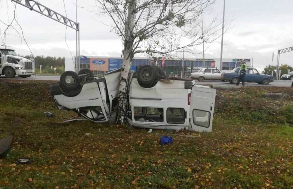 В Перми микроавтобус разбился по дороге из аэропорта
