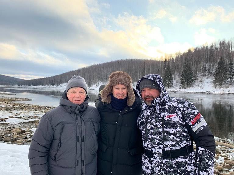 Актер Евгений Миронов поделился фото со съемок фильма «​Сердце Пармы» в Губахе