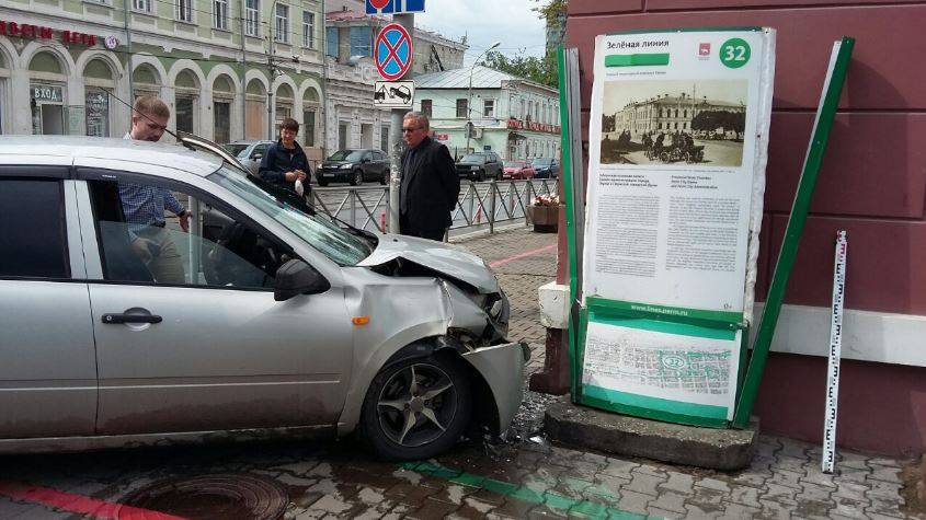 В Перми около городской администрации автомобиль сбил велосипедистку